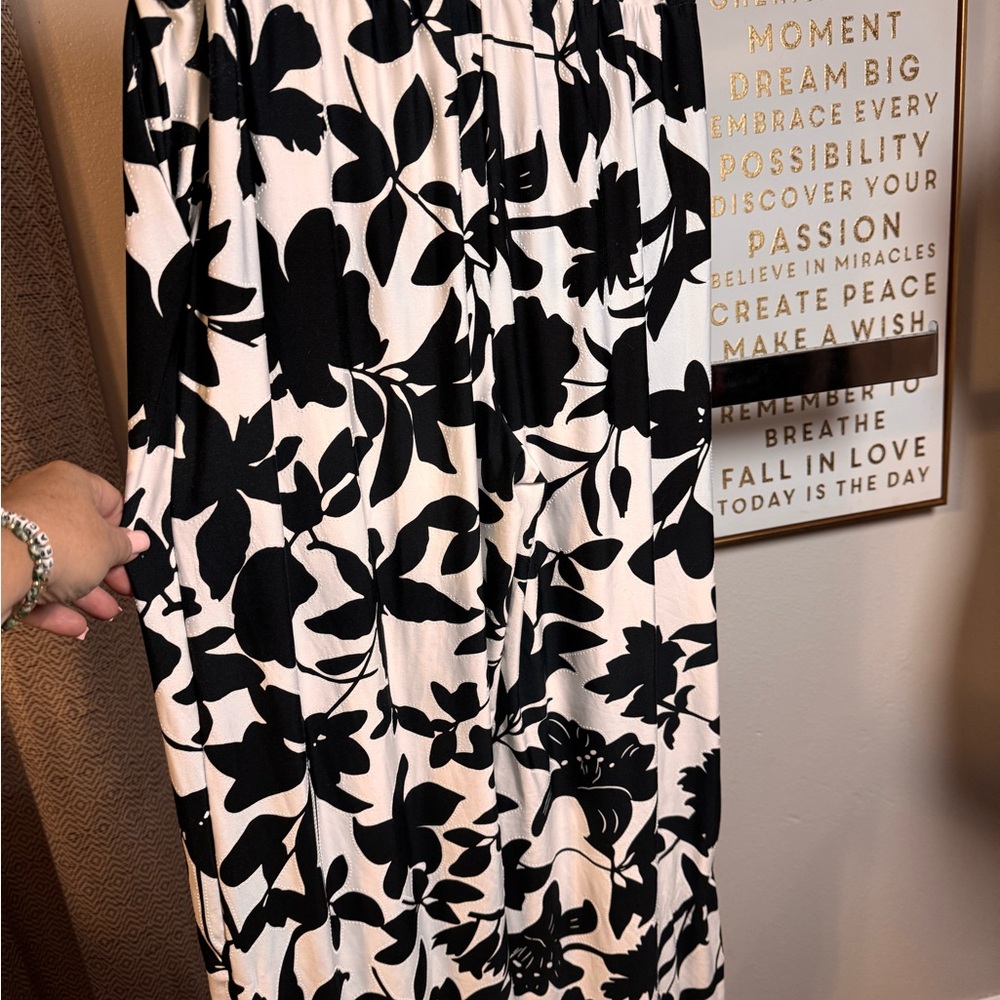 Black and White Floral pants some stretch very soft - Picture 4 of 4